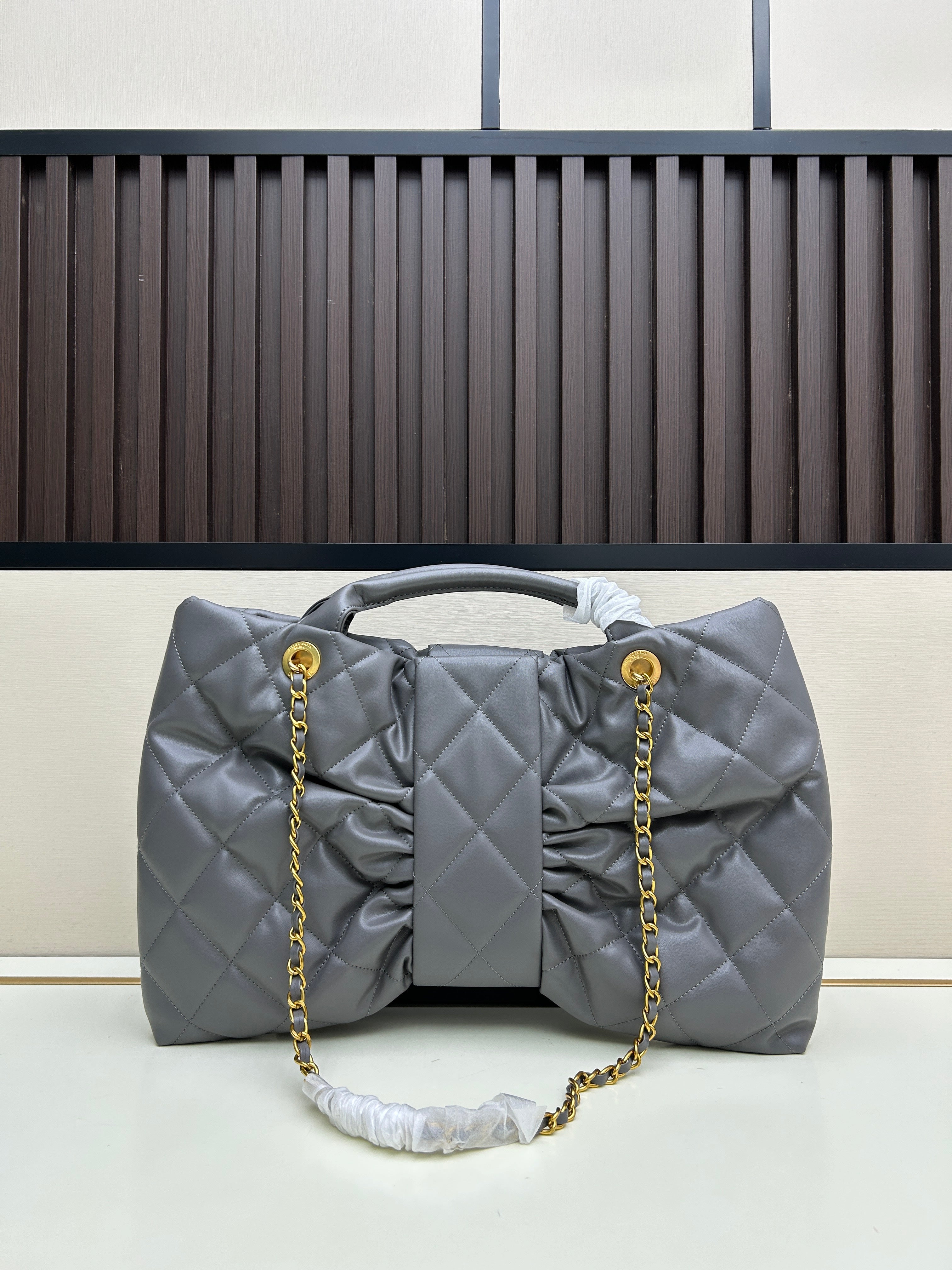 Large Bow-Detail Quilted Leather Shoulder Bag – Soft Padded Finish