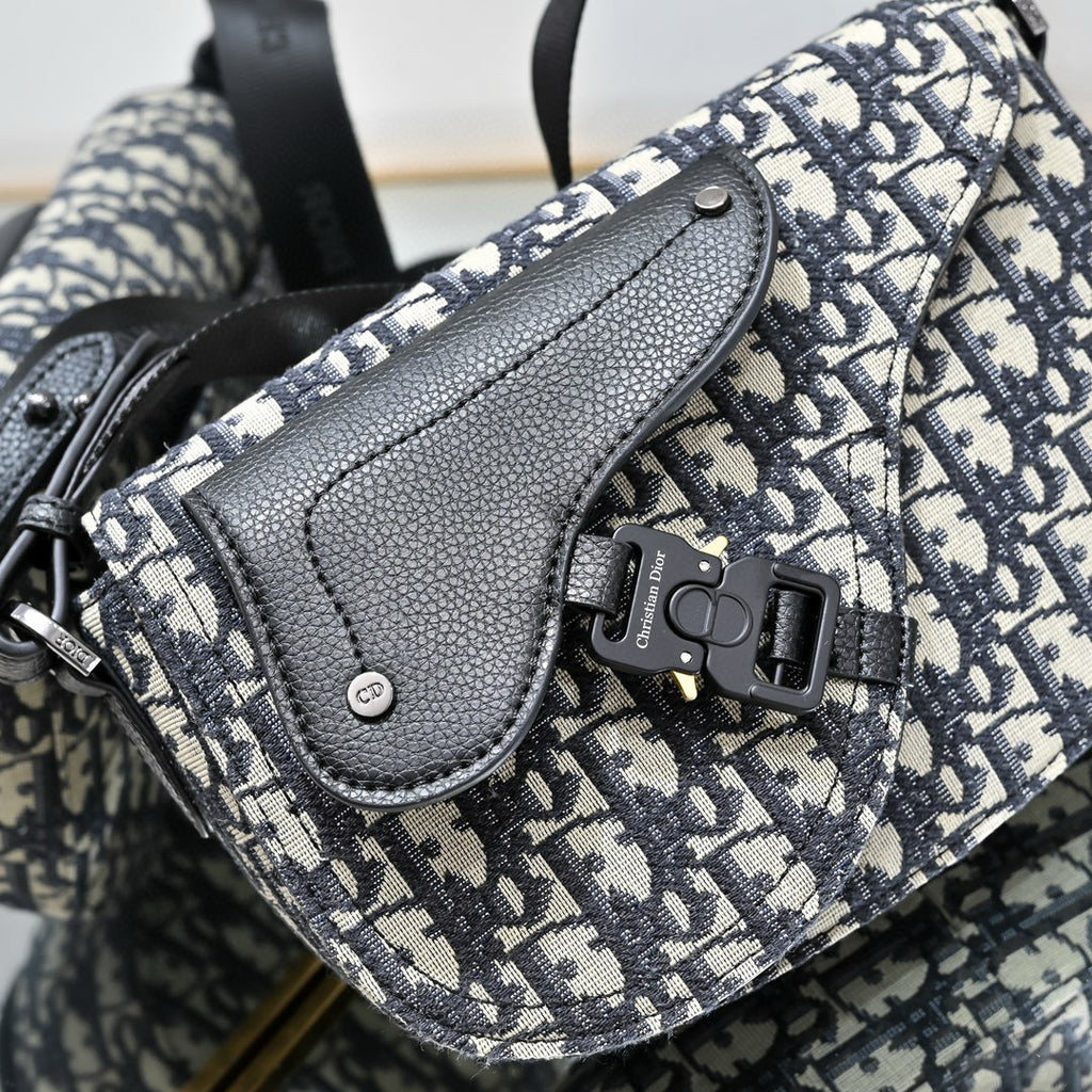 Fall Oblique Saddle Messenger Bag