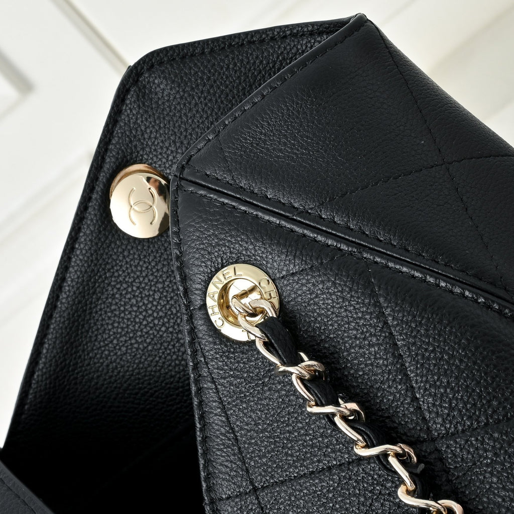 Spring Early Collection Quilted Chain Tote Bag