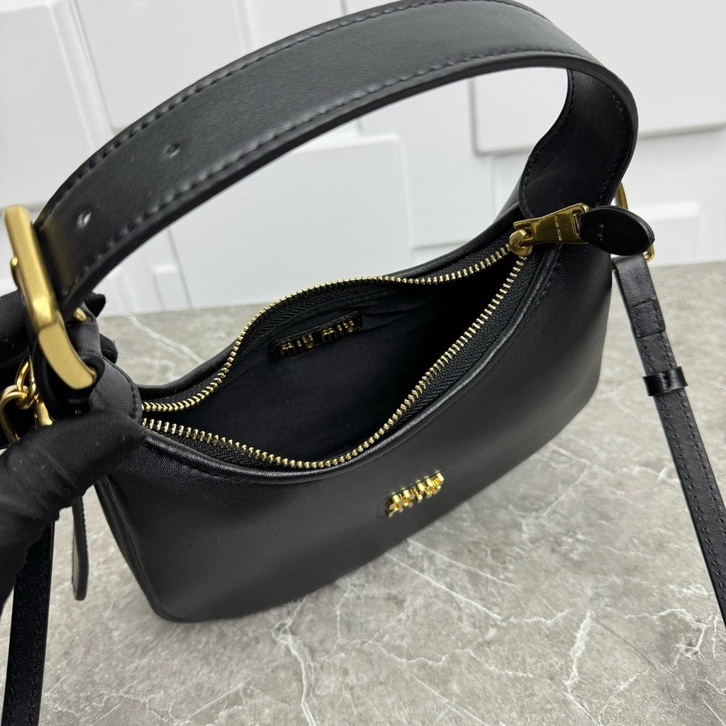 Full-Grain Leather Shoulder Bag – Minimal Chic