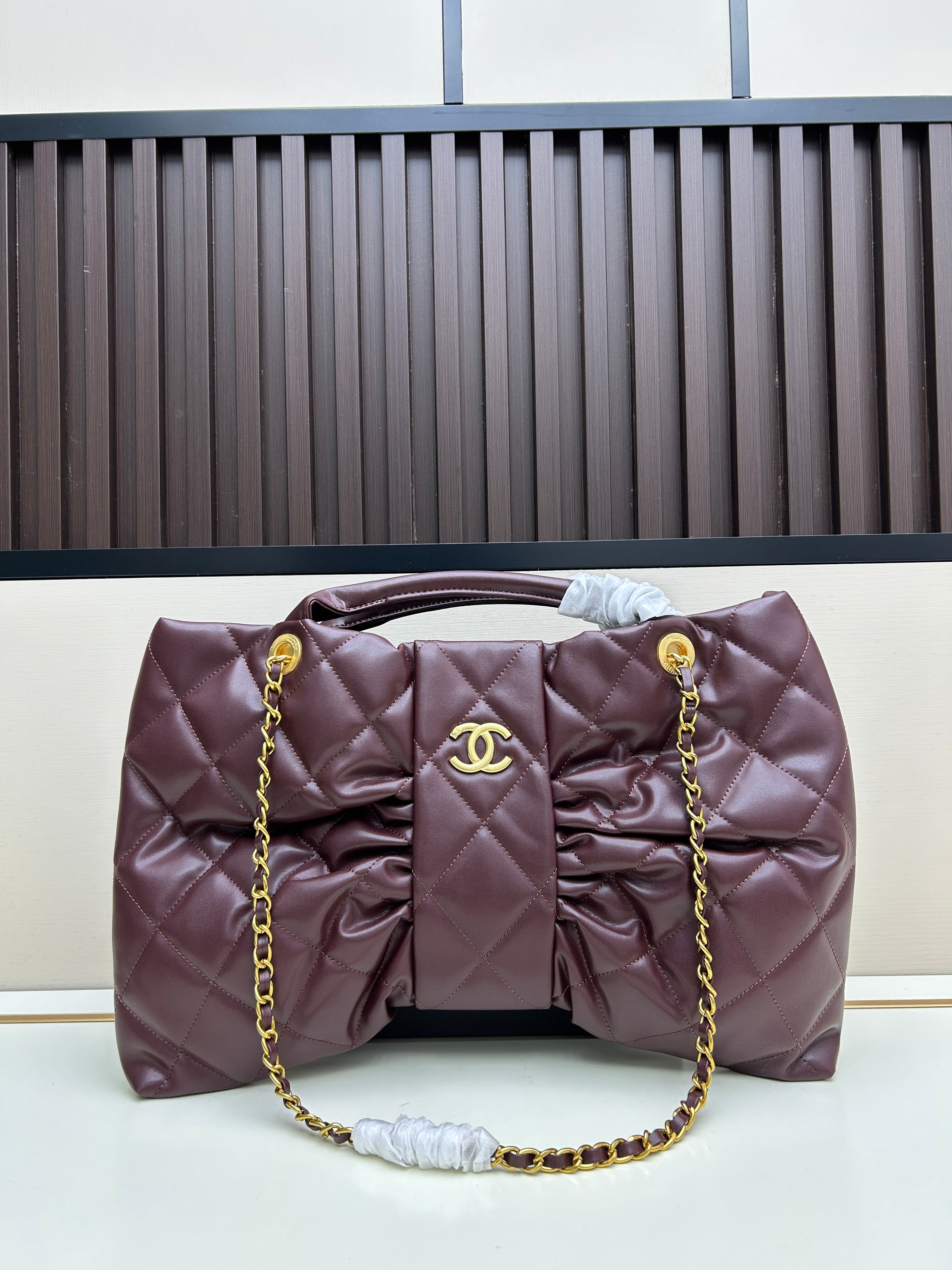 Large Bow-Detail Quilted Leather Shoulder Bag – Soft Padded Finish