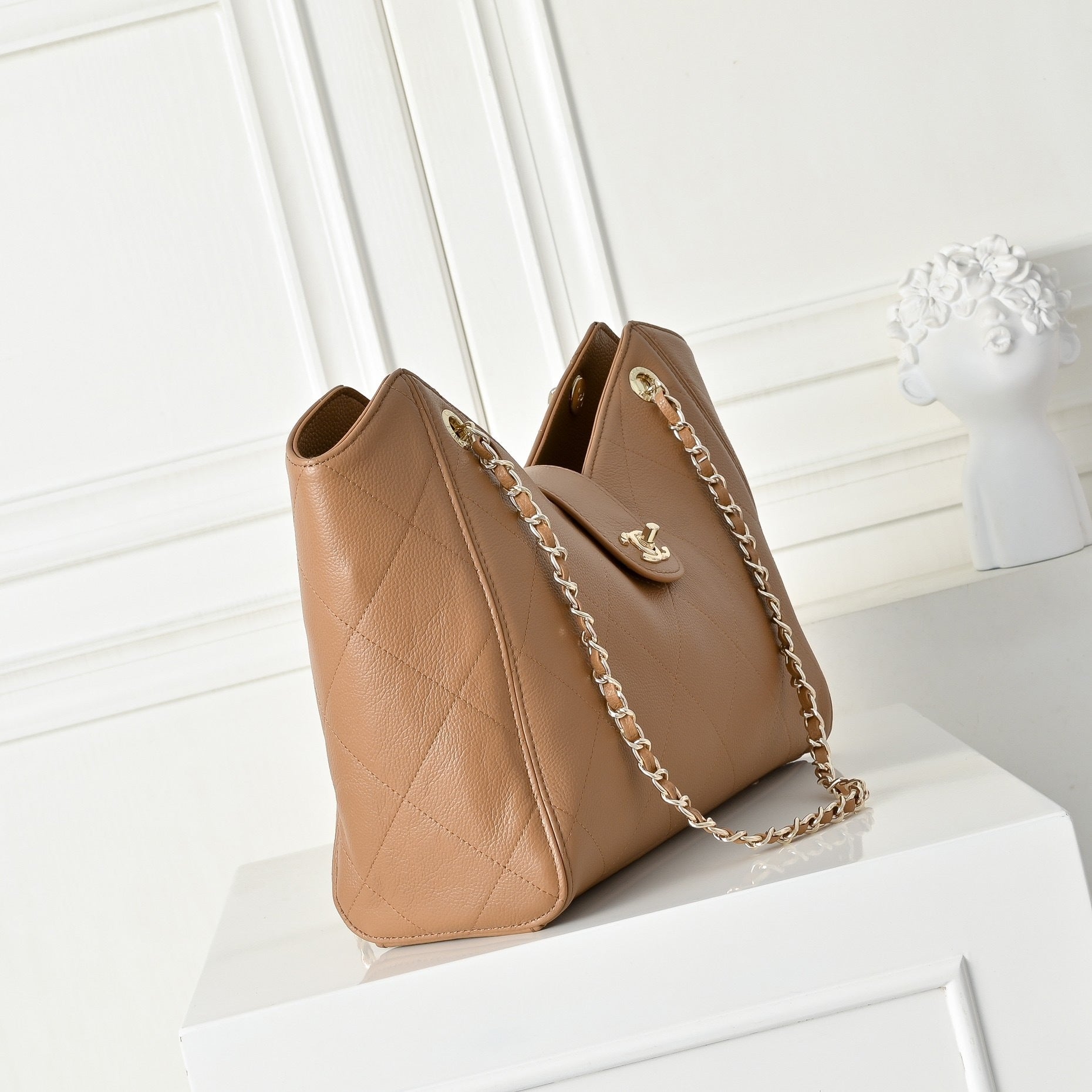 Spring Early Collection Quilted Chain Tote Bag