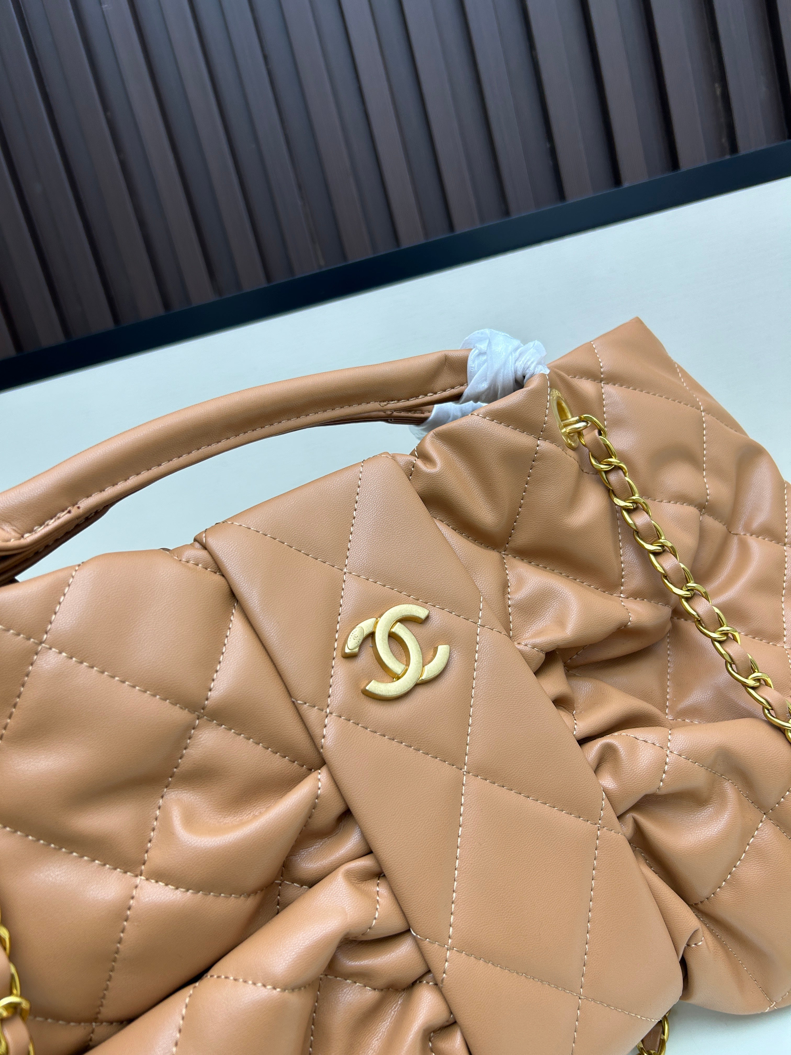 Large Bow-Detail Quilted Leather Shoulder Bag – Soft Padded Finish
