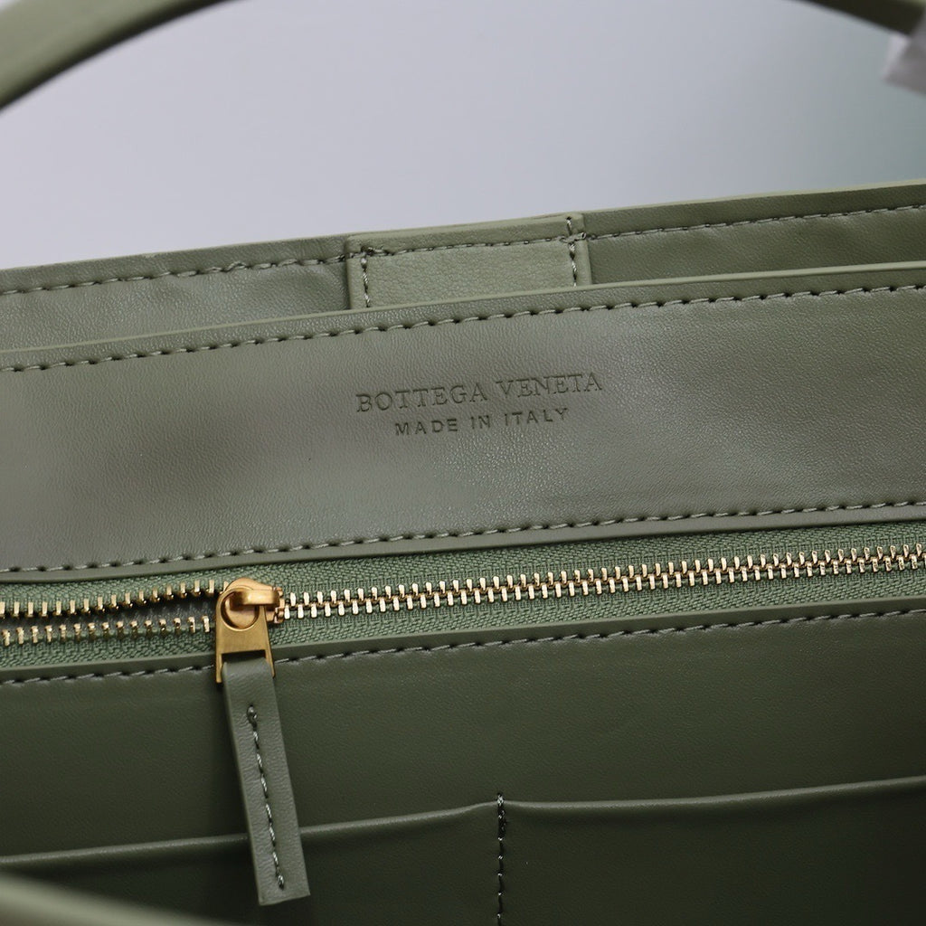 B*V | 23 New Andiamo Handbag