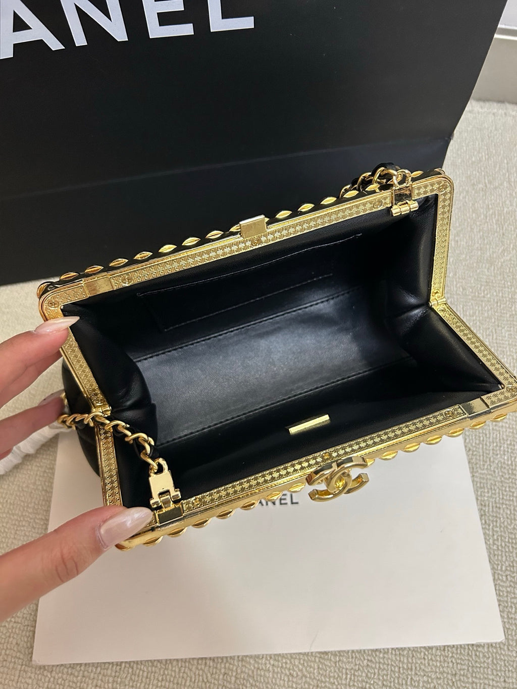 Pearl Evening Bag – Miniature Work of Art