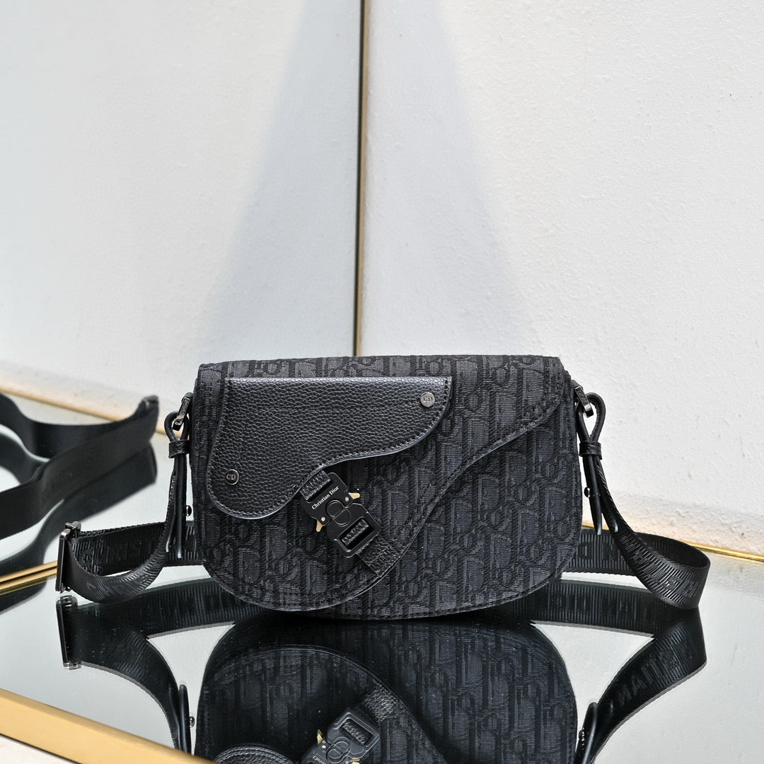 Fall Oblique Saddle Messenger Bag