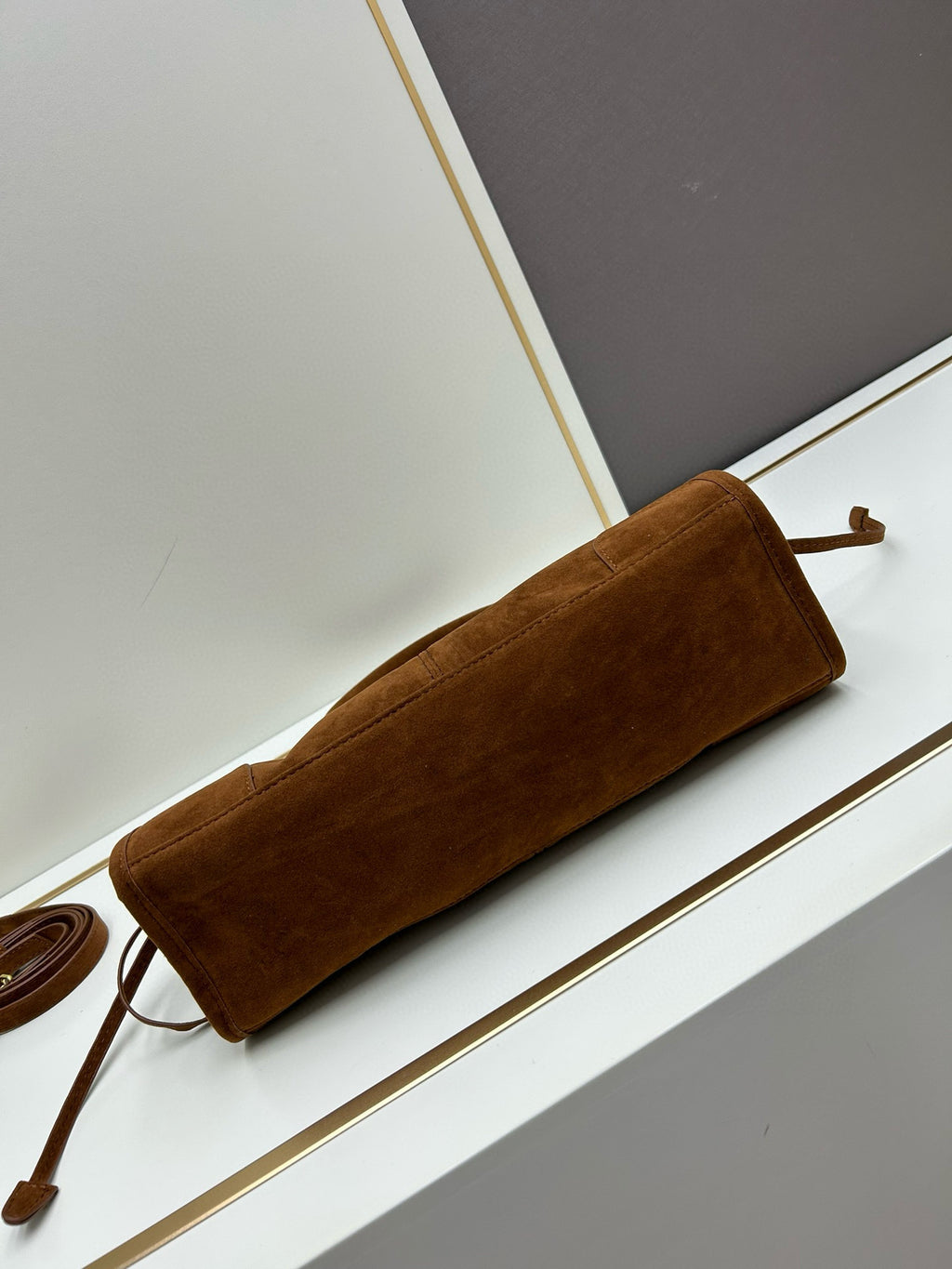 New Arrival P : Vintage-Inspired Glossy Leather Handbag