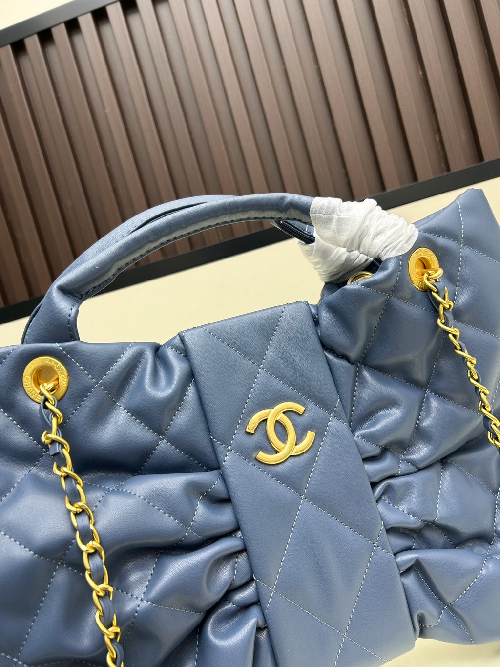 Large Bow-Detail Quilted Leather Shoulder Bag – Soft Padded Finish