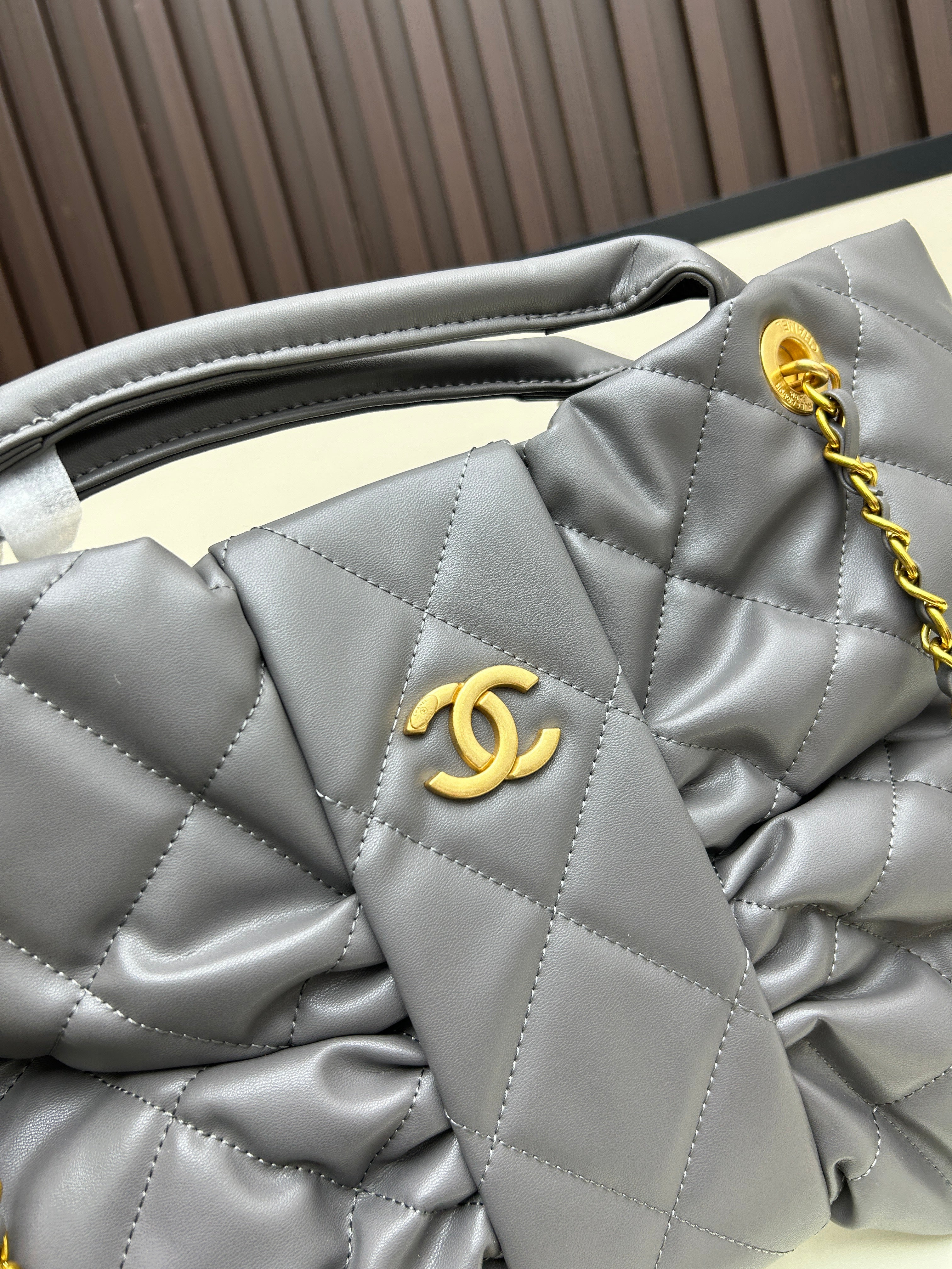 Large Bow-Detail Quilted Leather Shoulder Bag – Soft Padded Finish