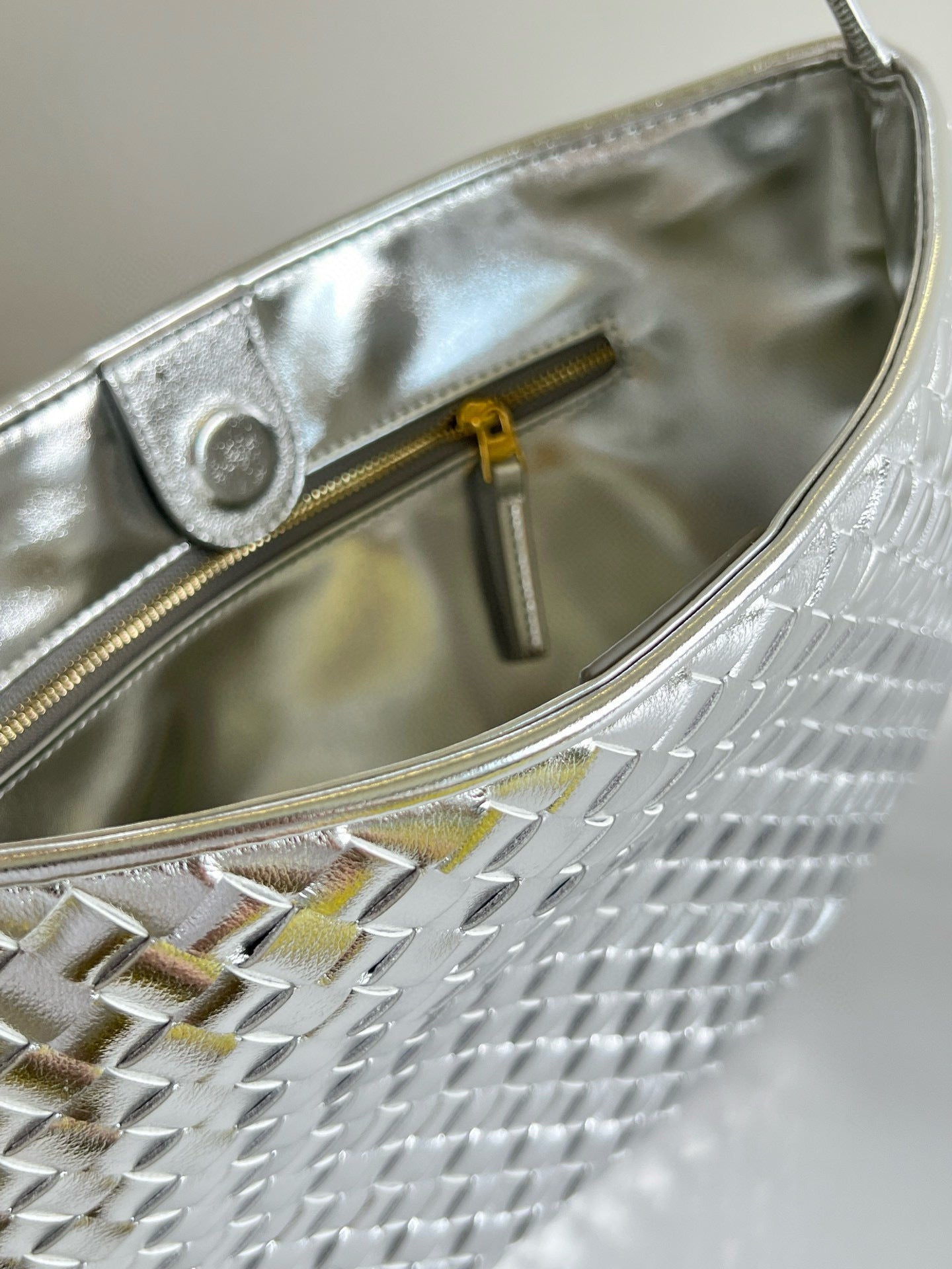 Winter New Arrival | Sardine Metal Handle Clutch
