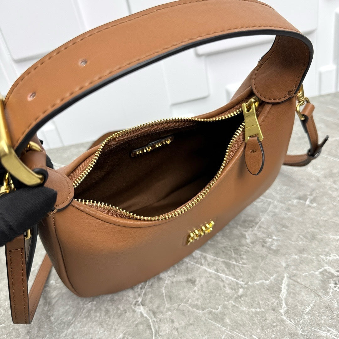 Full-Grain Leather Shoulder Bag – Minimal Chic