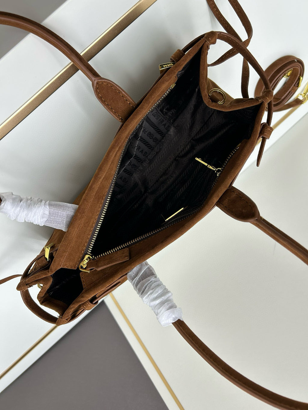 New Arrival P : Vintage-Inspired Glossy Leather Handbag